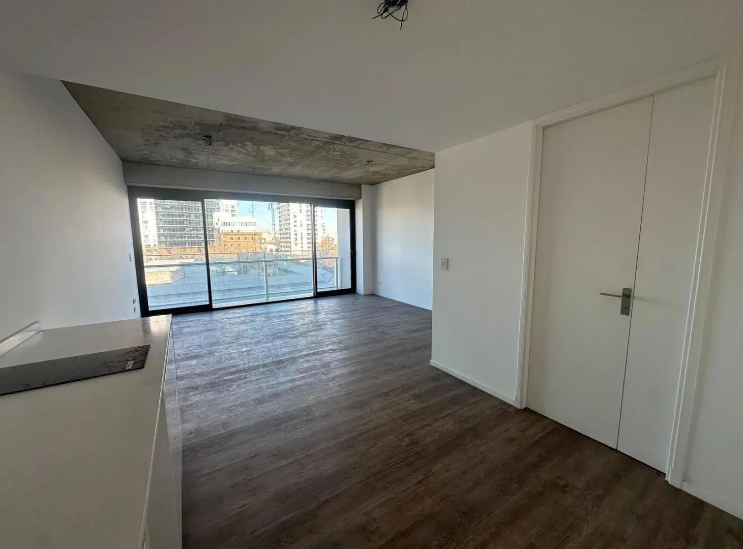 Monoambiente en alquiler con balcón - Quartier del Bajo 4