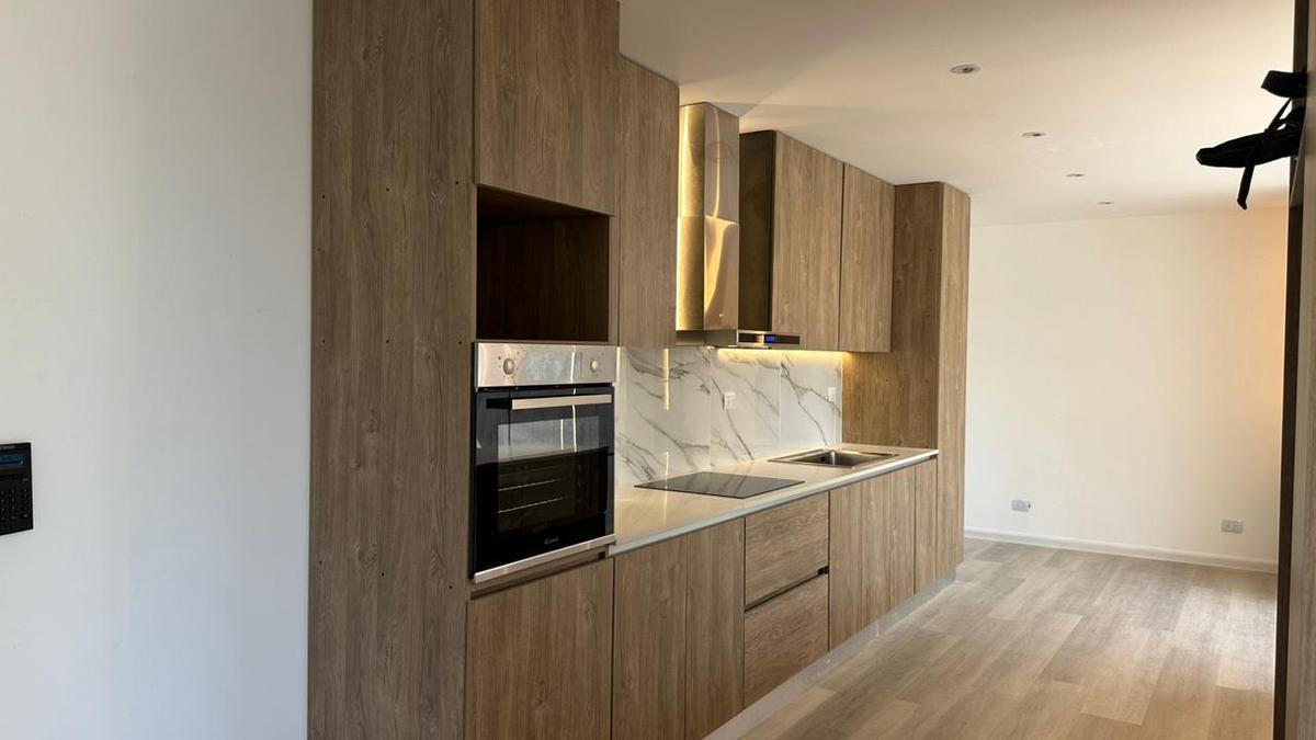 Foto de Excelente 3 ambientes a estrenar amoblado con cochera en venta, imagen 2