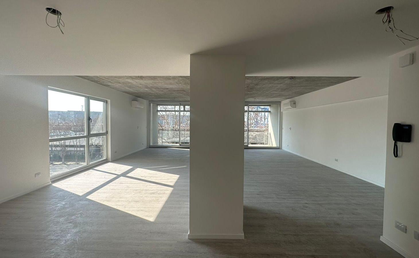Foto de Oficina Comercial en alquiler con vista al rio. 80m2 con cochera, imagen 1