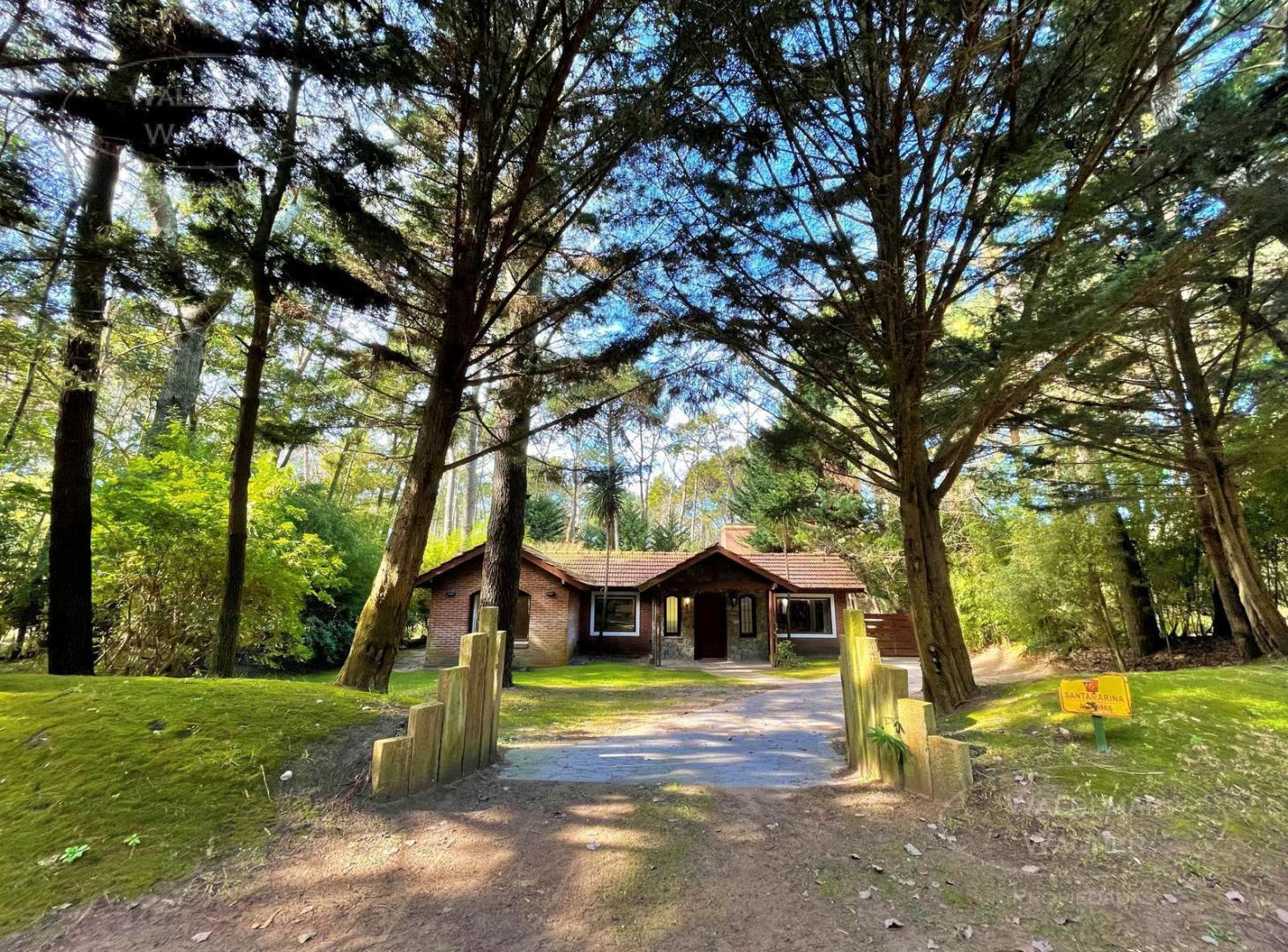 Chalet en Planta Baja con enorme Jardín al Bosque - Carilo