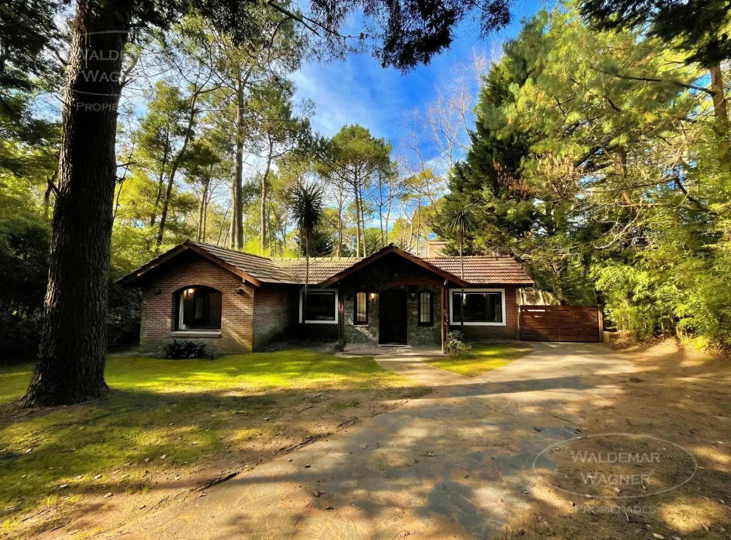 Chalet en Planta Baja con enorme Jardín al Bosque - Carilo 2