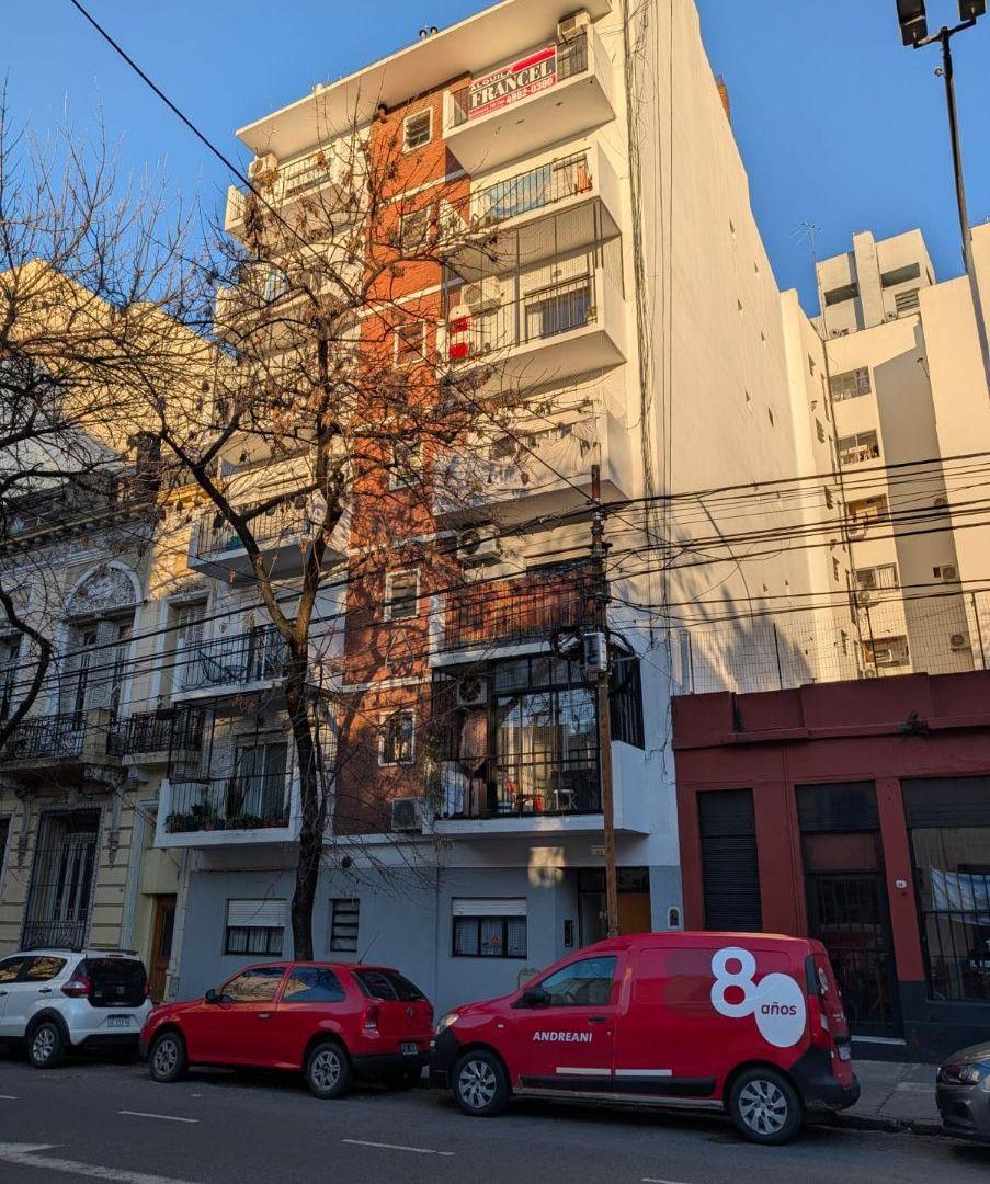 Monoambiente al frente c/balcon sobre Av Avellaneda 92