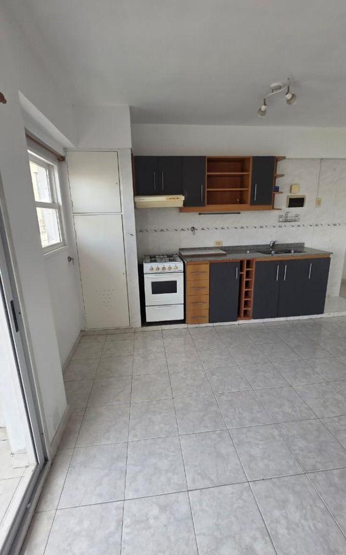 Foto de Semipiso de Categoría Al Contrafrente con Balcón - Independencia 1382, imagen 1