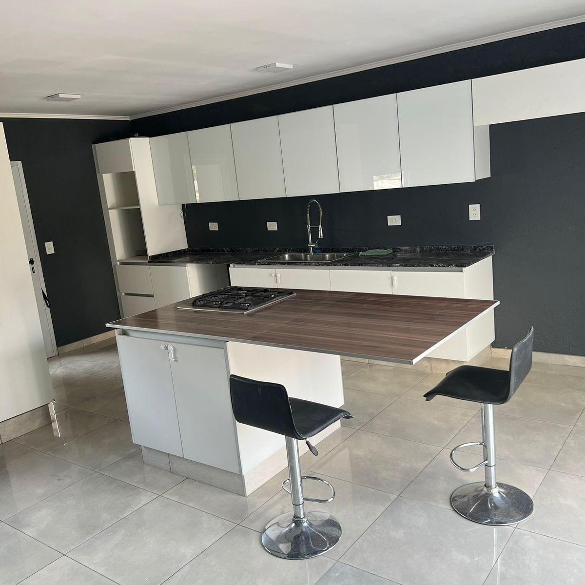 ¡Venta! ¡Casa en  Valle del Golf - Hermosas vistas!