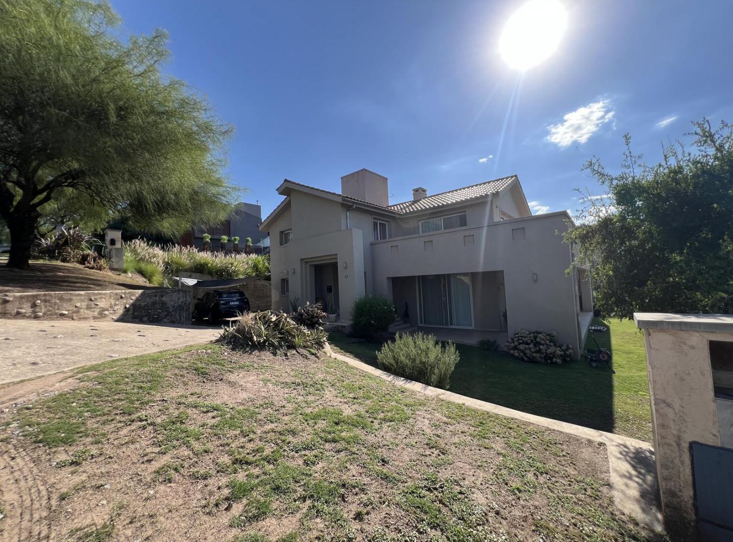 ¡Venta! Impresionante Casa en La Rufina ¡Con una master suite en planta baja! ¡Con Escritura!