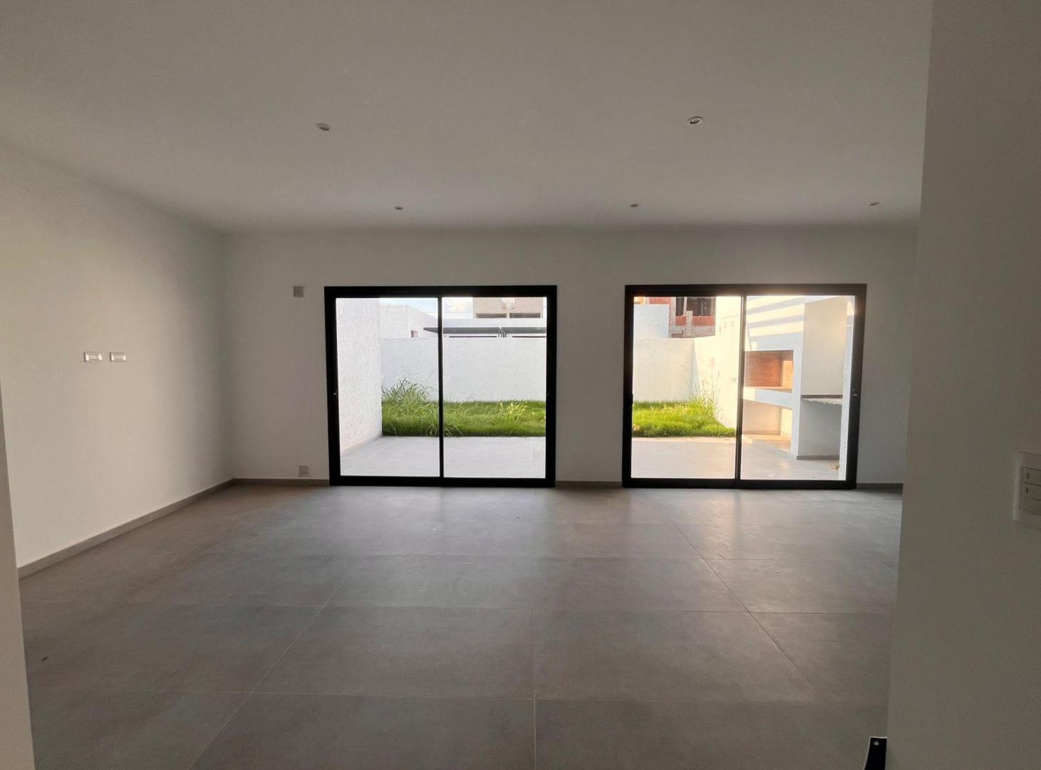 Foto de ¡OPORTUNIDAD! - Casa de 3 dormitorios en venta - Rincones de Manantiales ¡A Estrenar!, imagen 2