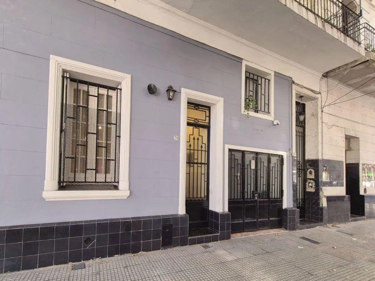 Como una casa con entrada independiente y garage 3