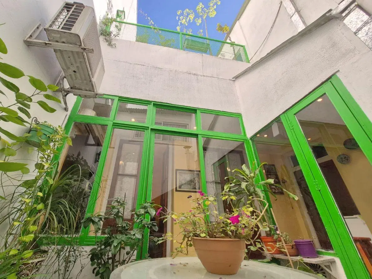 Como una casa con entrada independiente y garage 4