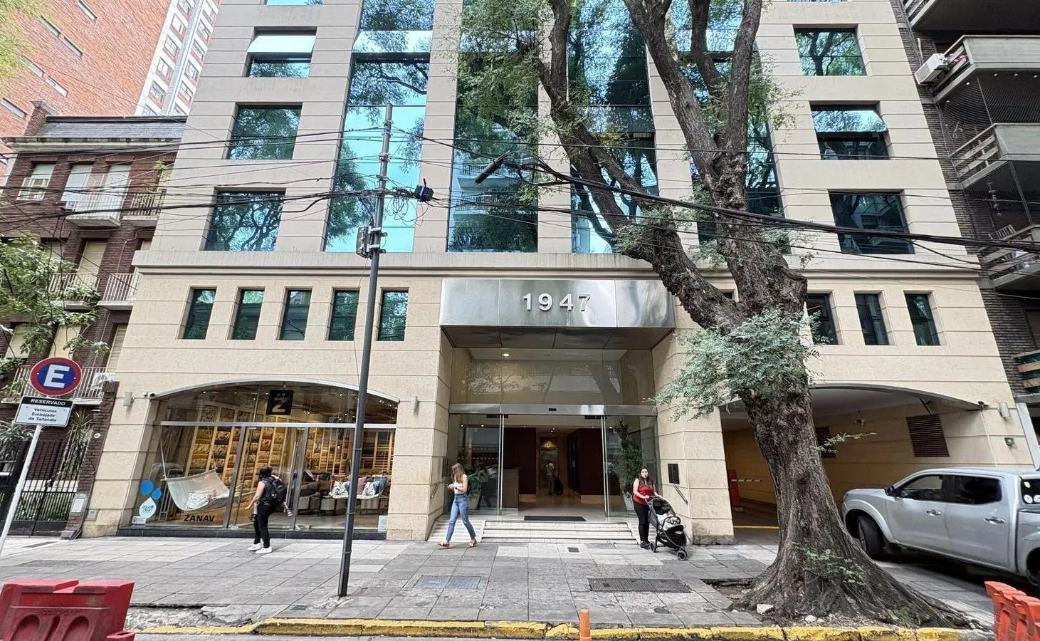 ALQUILER OFICINA DE 182 m² CON DOBLE FRENTE Y 4 COCHERAS SEGURIDAD 24 HS BELGRANO 3