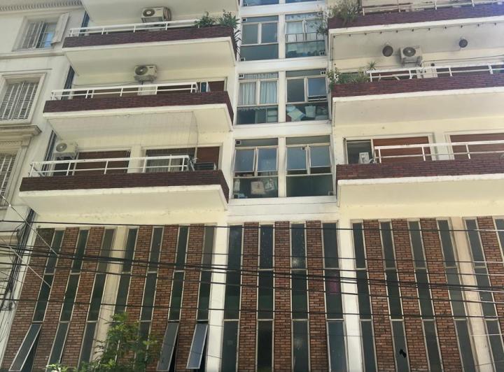 Amplio departamento 2 amb. en 3er piso con patio