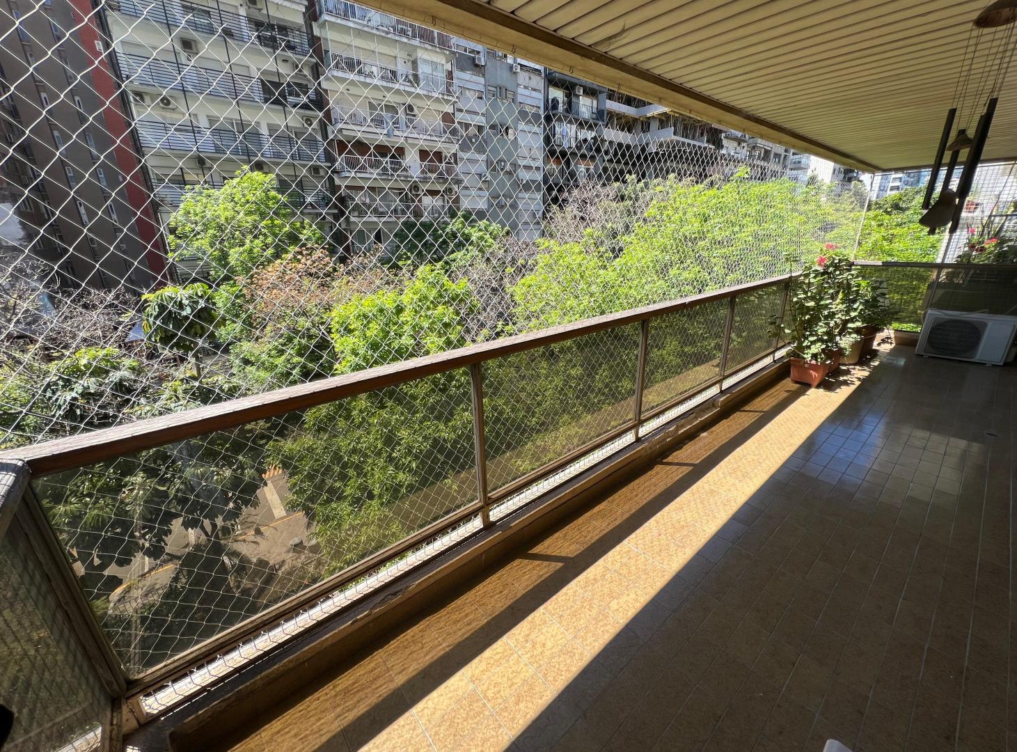 Foto de Gran balcón con vista verde a Boulevard Cerviño, imagen 2