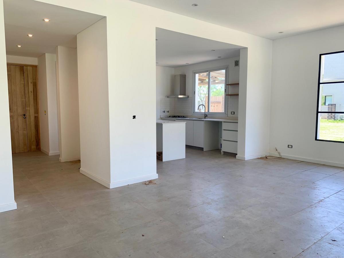 Casa cinco ambientes con pileta