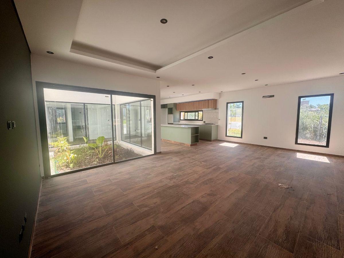 Casa en venta una planta 3 dormitorios, estudio y pileta