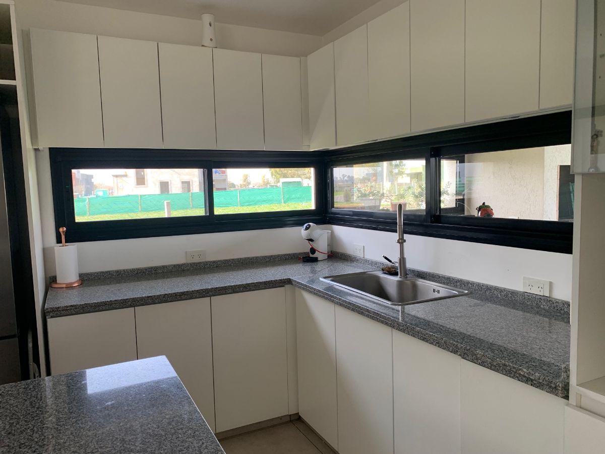 Casa moderna y nueva en venta 4 dormitorios y pileta
