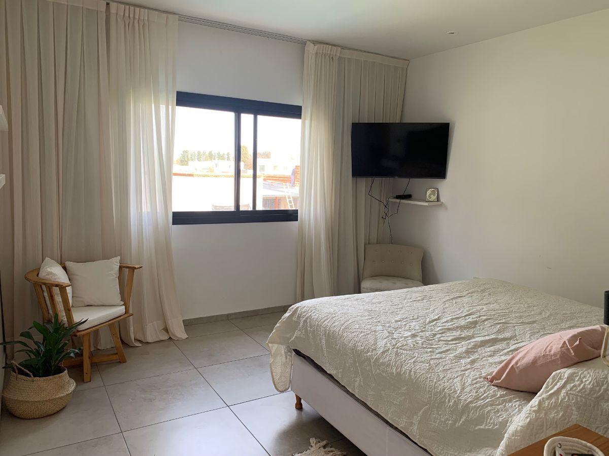 Casa moderna y nueva en venta 4 dormitorios y pileta
