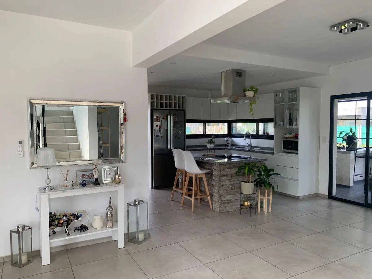 Casa moderna y nueva en venta 4 dormitorios y pileta 3