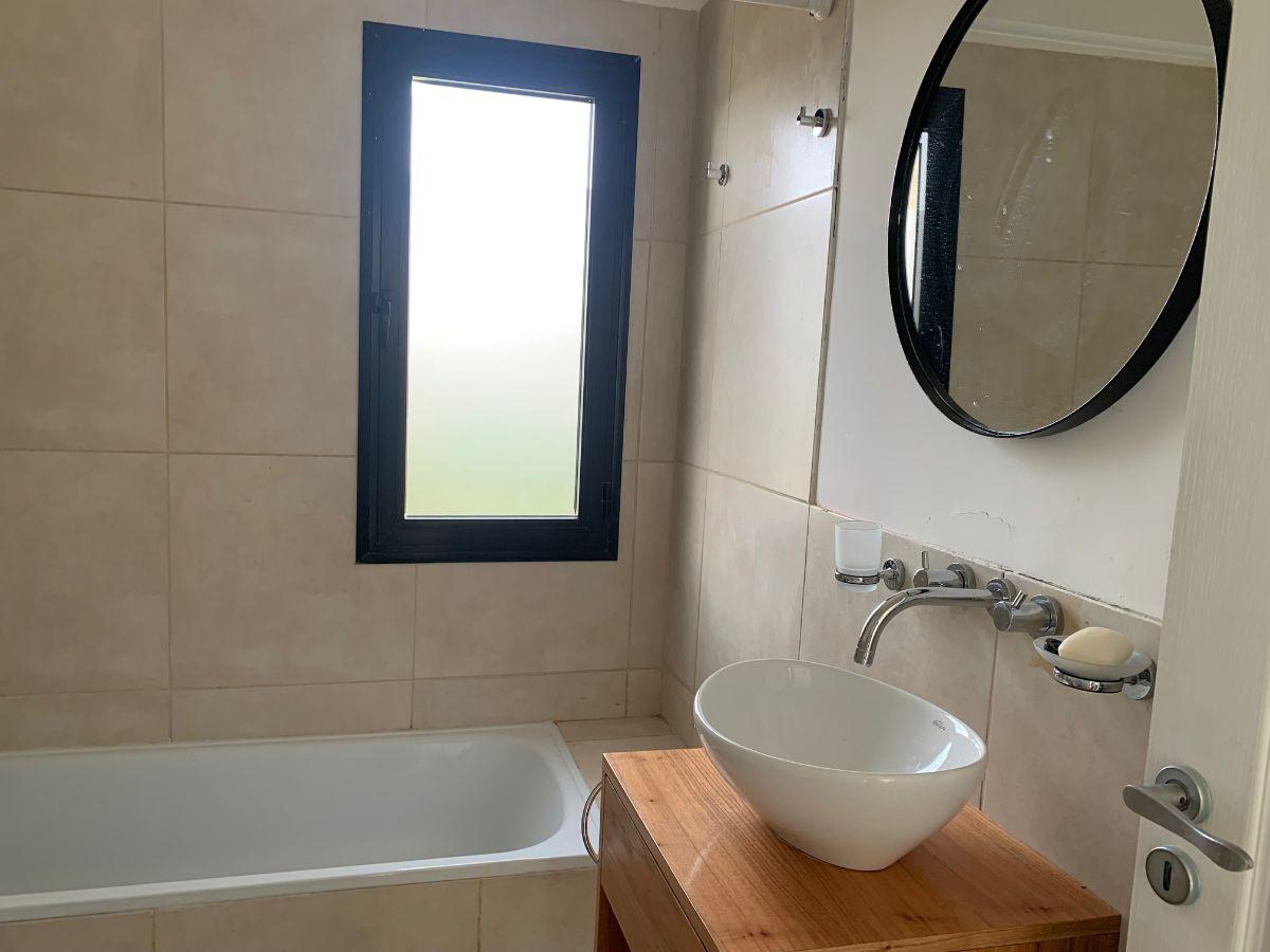 Casa moderna y nueva en venta 4 dormitorios y pileta