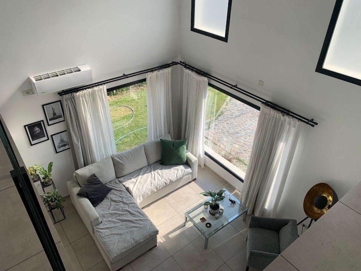 Casa moderna y nueva en venta 4 dormitorios y pileta