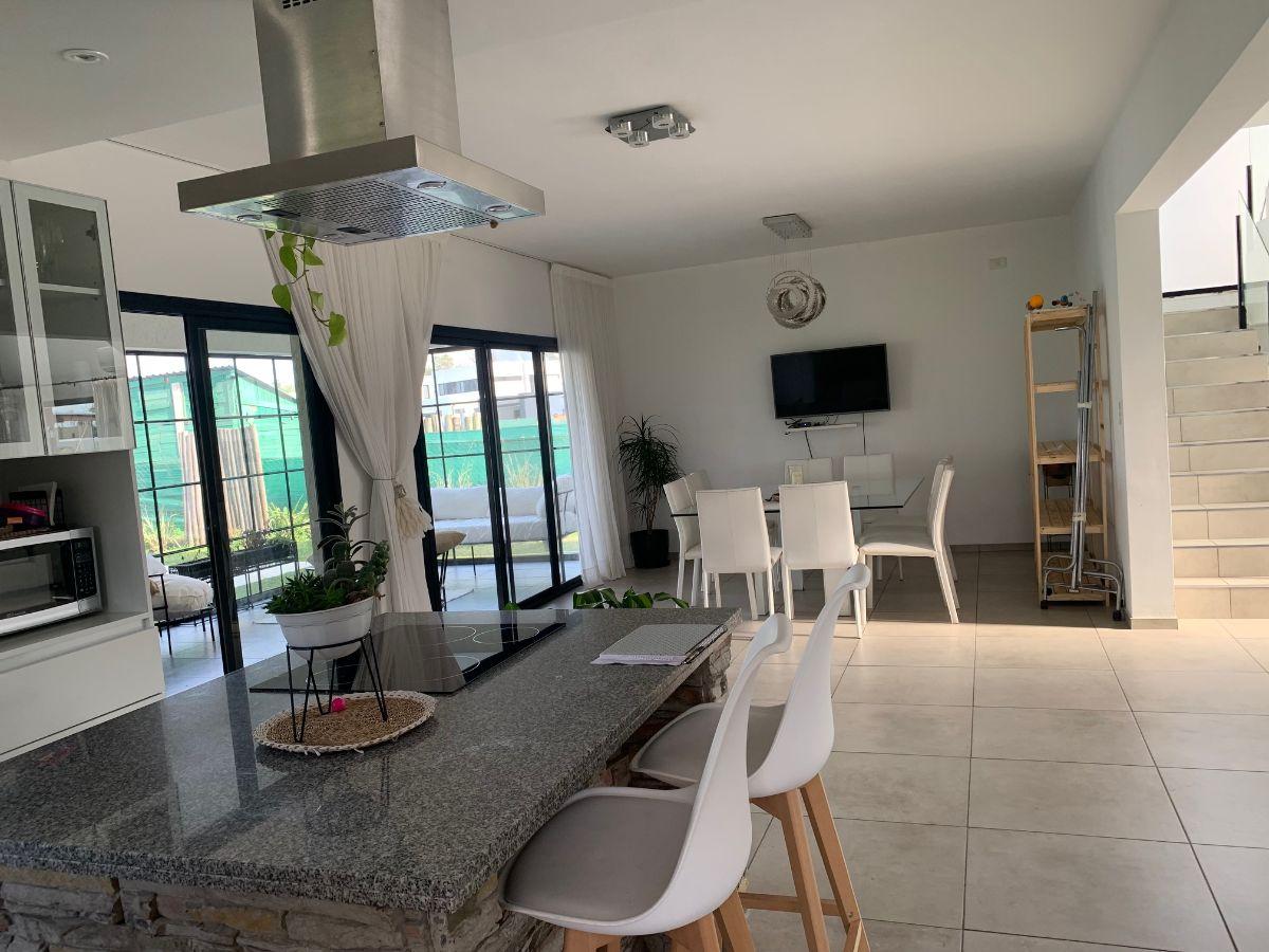 Casa moderna y nueva en venta 4 dormitorios y pileta