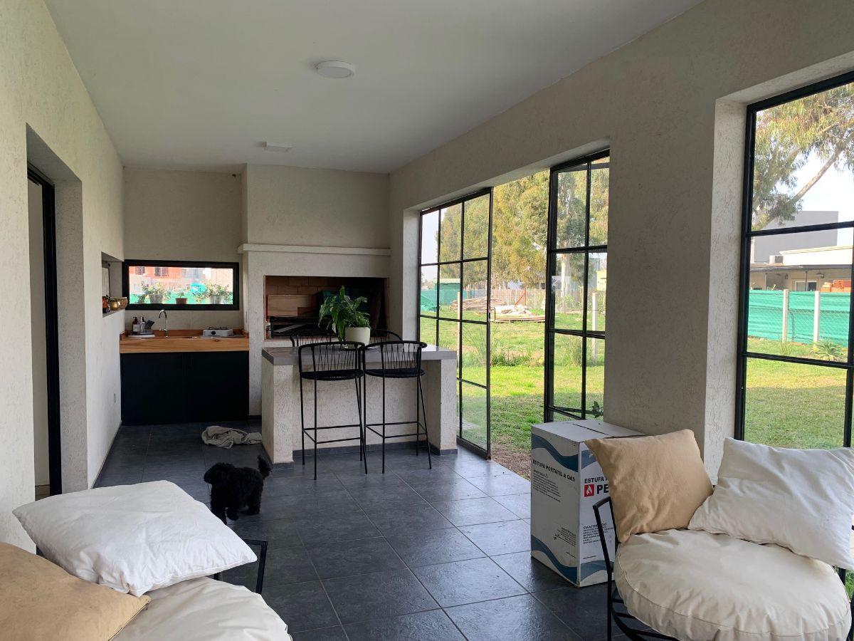 Casa moderna y nueva en venta 4 dormitorios y pileta