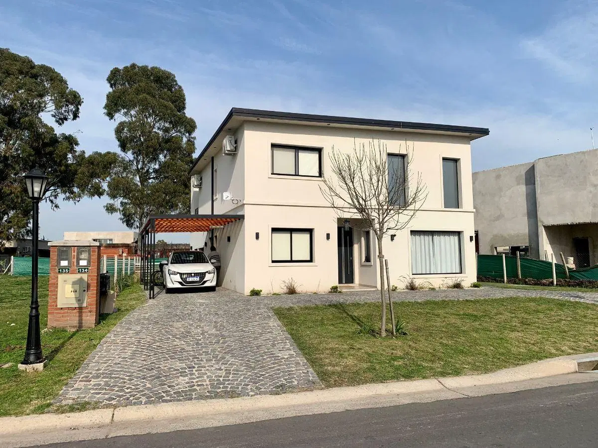 Casa moderna y nueva en venta 4 dormitorios y pileta 2