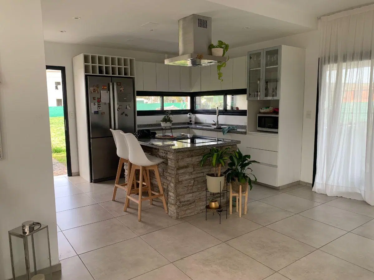 Casa moderna y nueva en venta 4 dormitorios y pileta 5