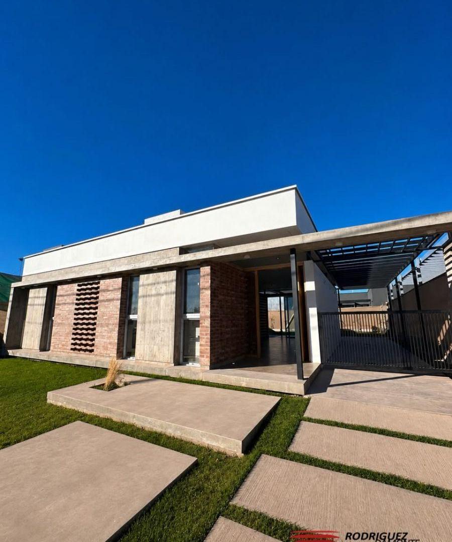 Foto de VENTA CASA A ESTRENAR EN BARRIO LAR DE TERRADA – LUJÁN DE CUYO, imagen 3