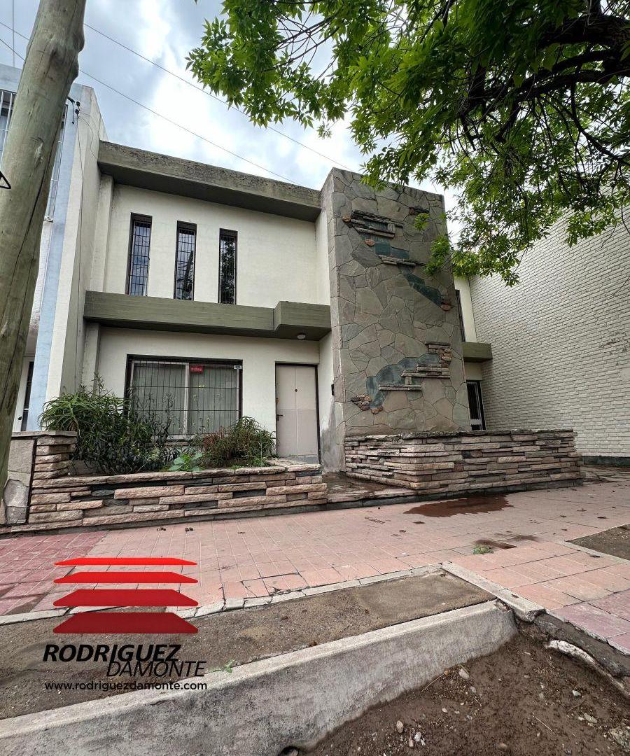 Foto de Casa en venta en Dorrego | 3 dormitorios, escritorio, cochera y patio, imagen 1