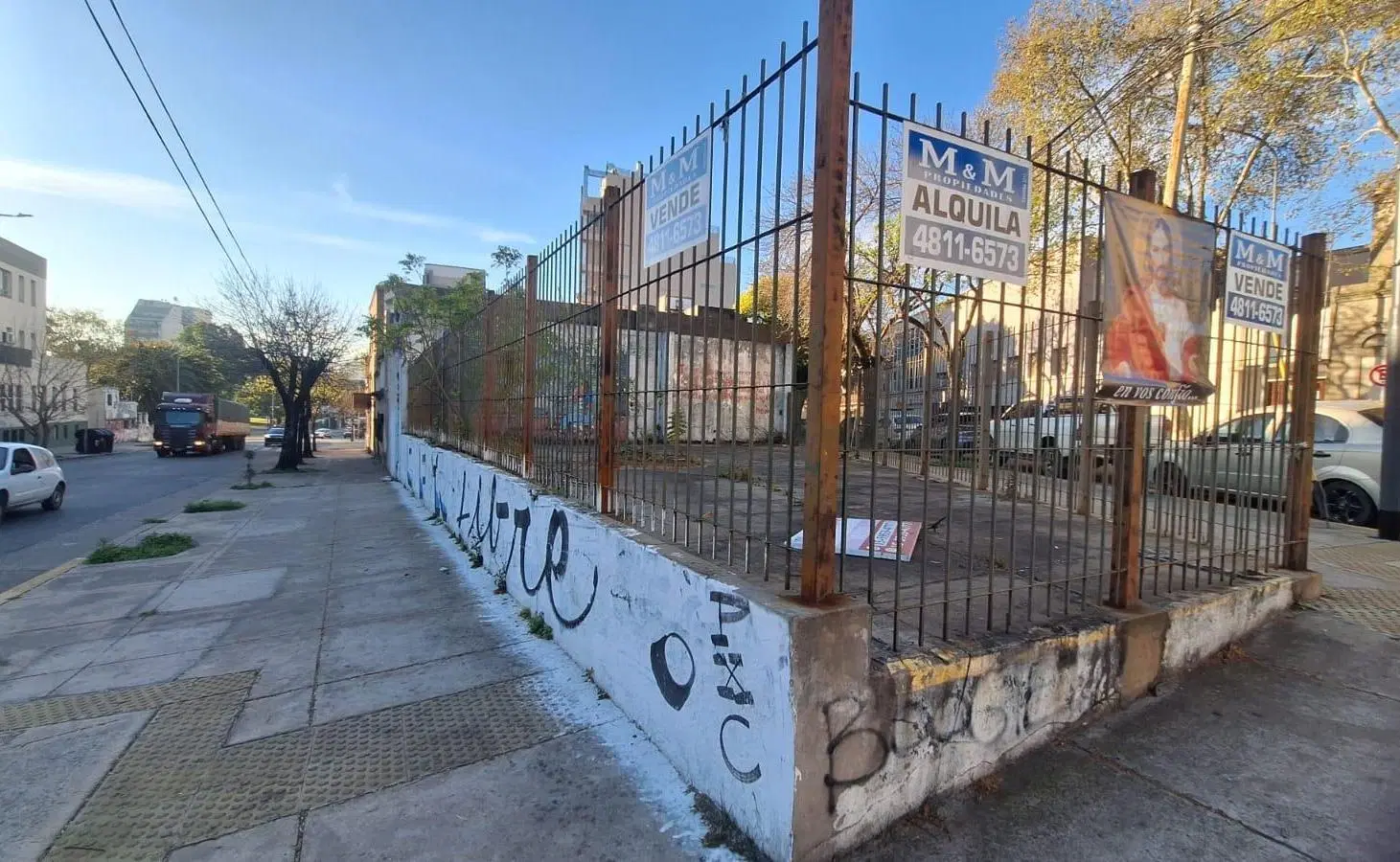 Oportunidad Única para Inversores en Salta 2261: Lote Comercial con Frente de 23 Metros y Potencial 3