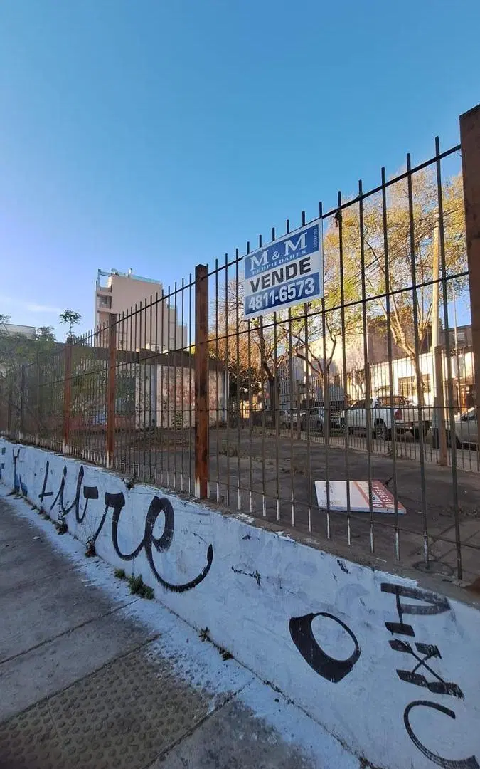 Oportunidad Única para Inversores en Salta 2261: Lote Comercial con Frente de 23 Metros y Potencial 5