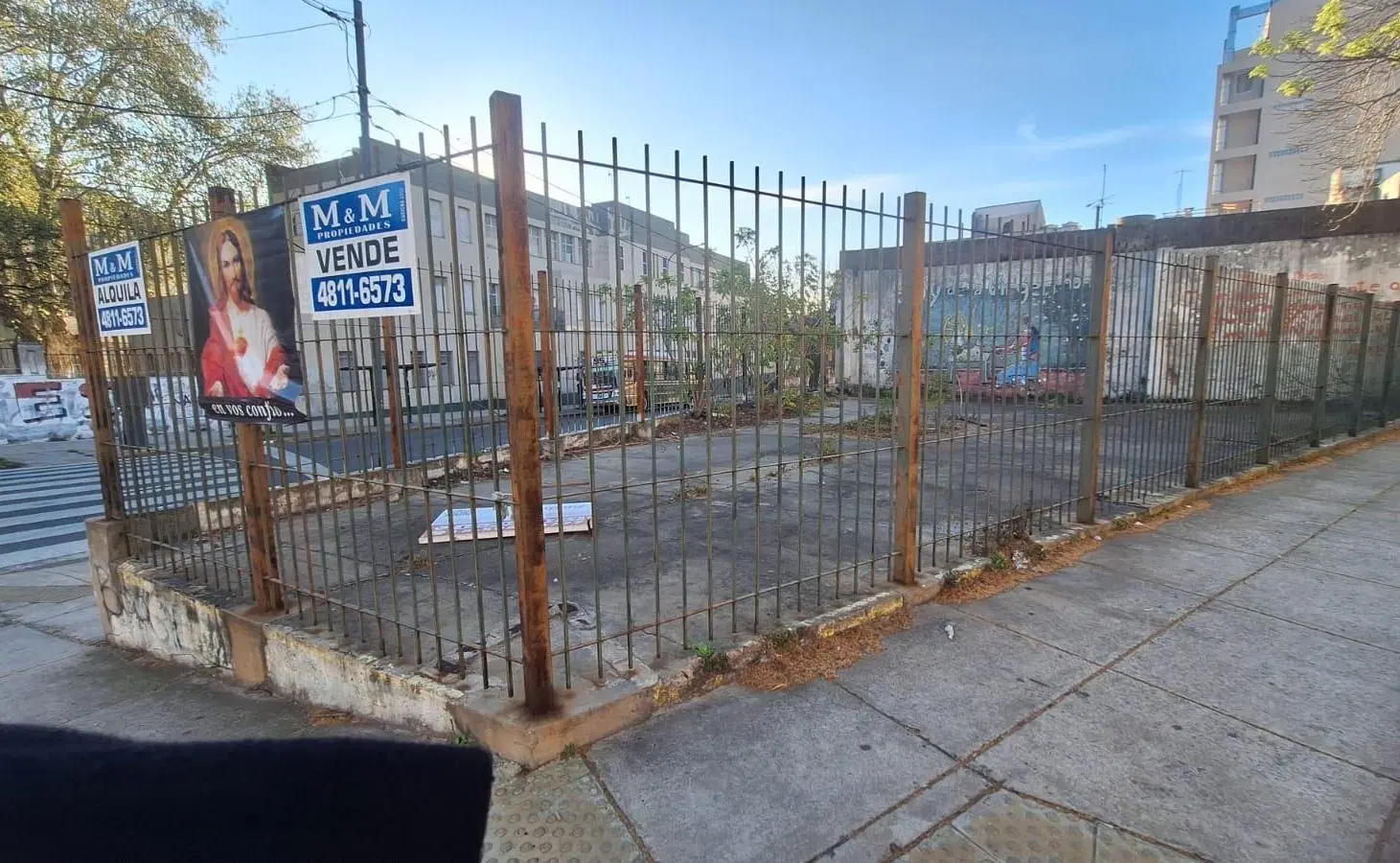 Oportunidad Única para Inversores en Salta 2261: Lote Comercial con Frente de 23 Metros y Potencial 4