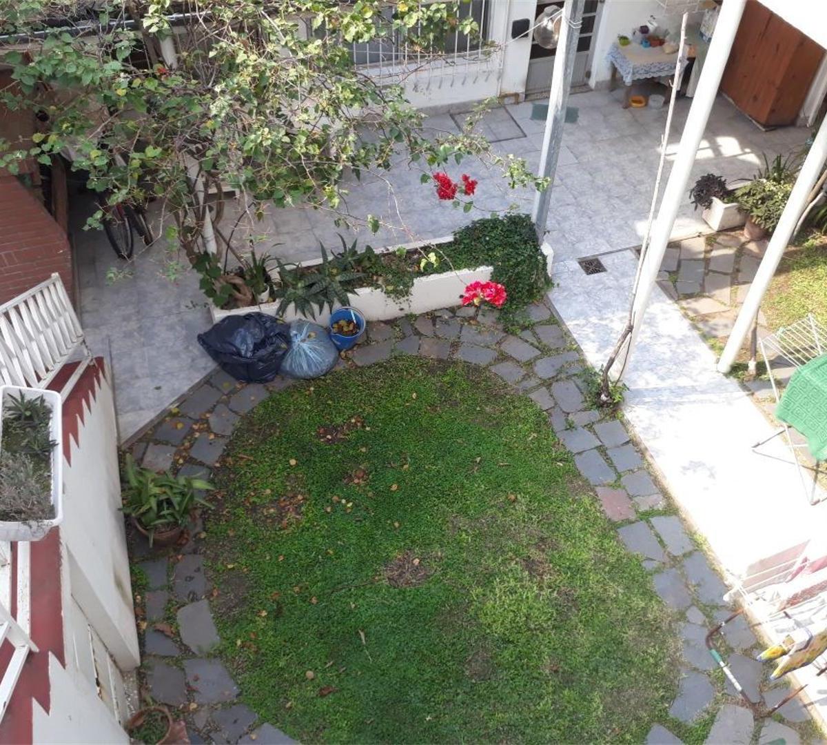 Casa Tipo PH, en Planta Baja, con Depto o Quincho. Cochera 4