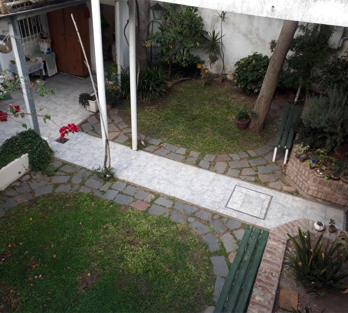Casa Tipo PH, en Planta Baja, con Depto o Quincho. Cochera 3