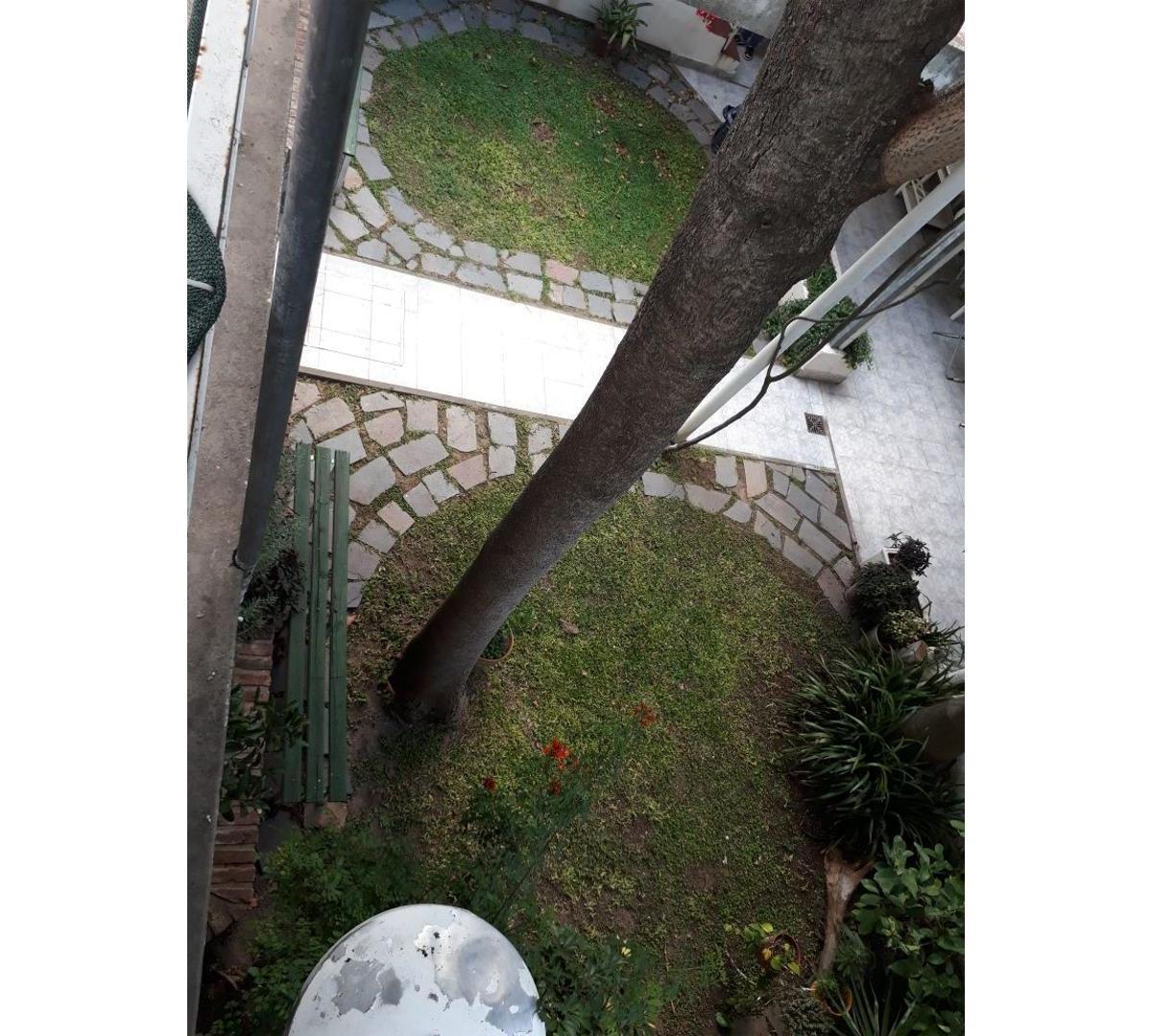 Casa Tipo PH, en Planta Baja, con Depto o Quincho. Cochera 5
