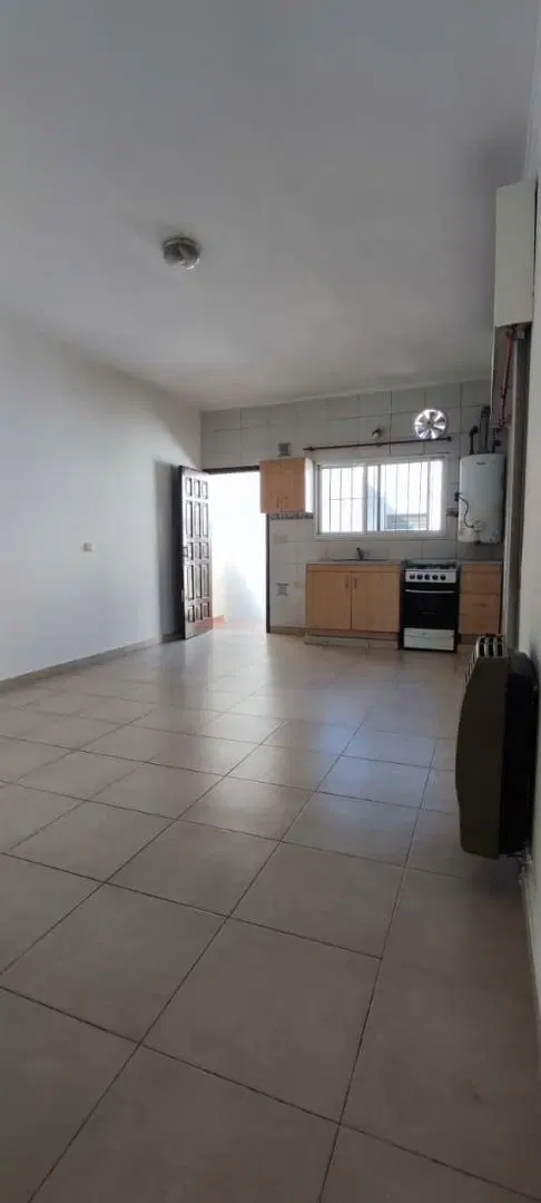 2 ambientes en 1er piso por escalera, patio con parrilla 3