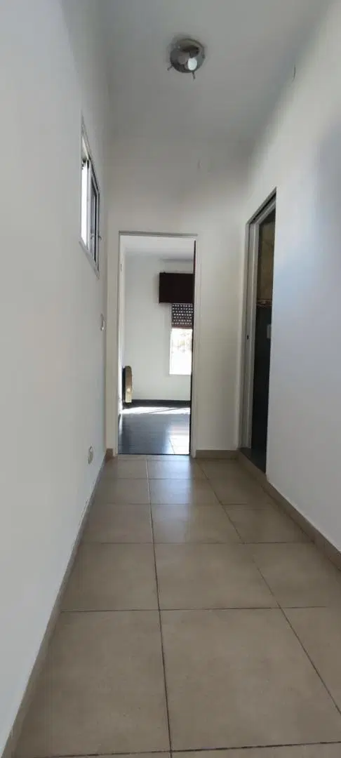 2 ambientes en 1er piso por escalera, patio con parrilla 4