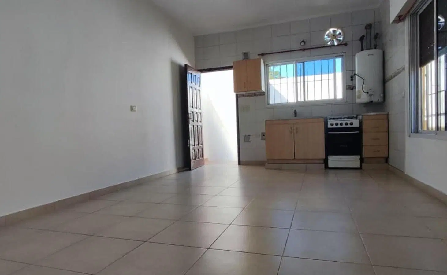 2 ambientes en 1er piso por escalera, patio con parrilla 1