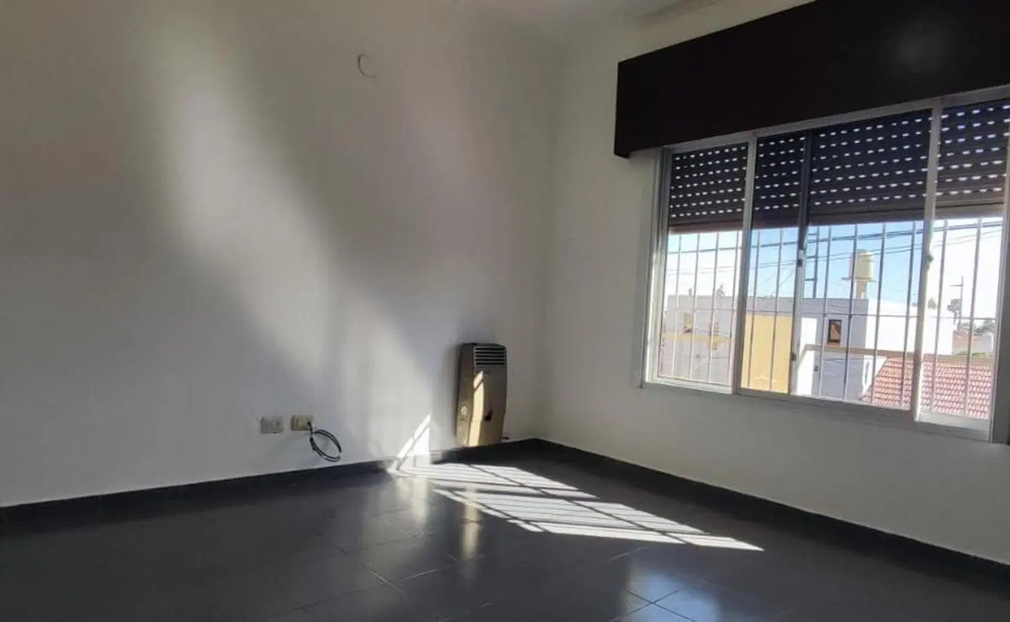 2 ambientes en 1er piso por escalera, patio con parrilla 5