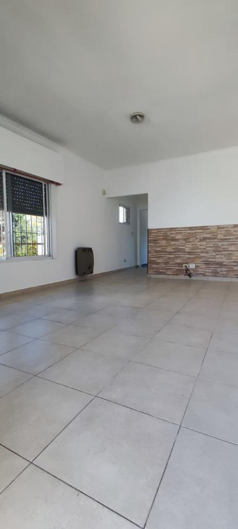 2 ambientes en 1er piso por escalera, patio con parrilla