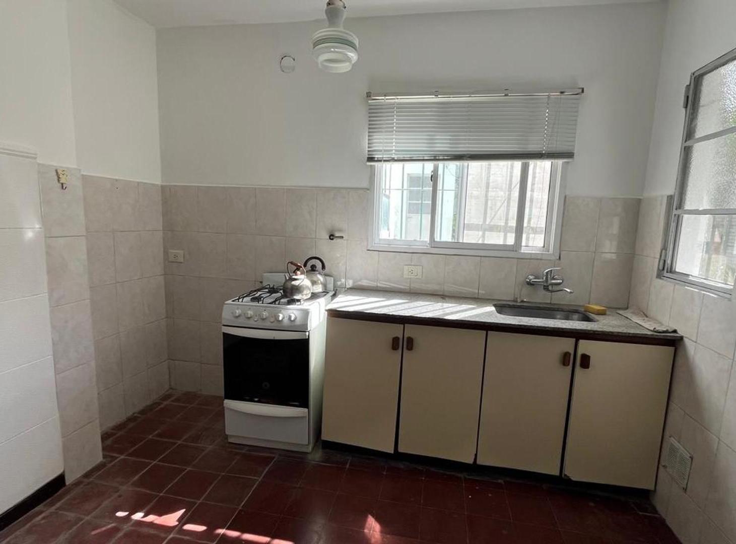 Foto de ALQUILER. PH 3 ambientes, fondo libre, Quilmes Este., imagen 5