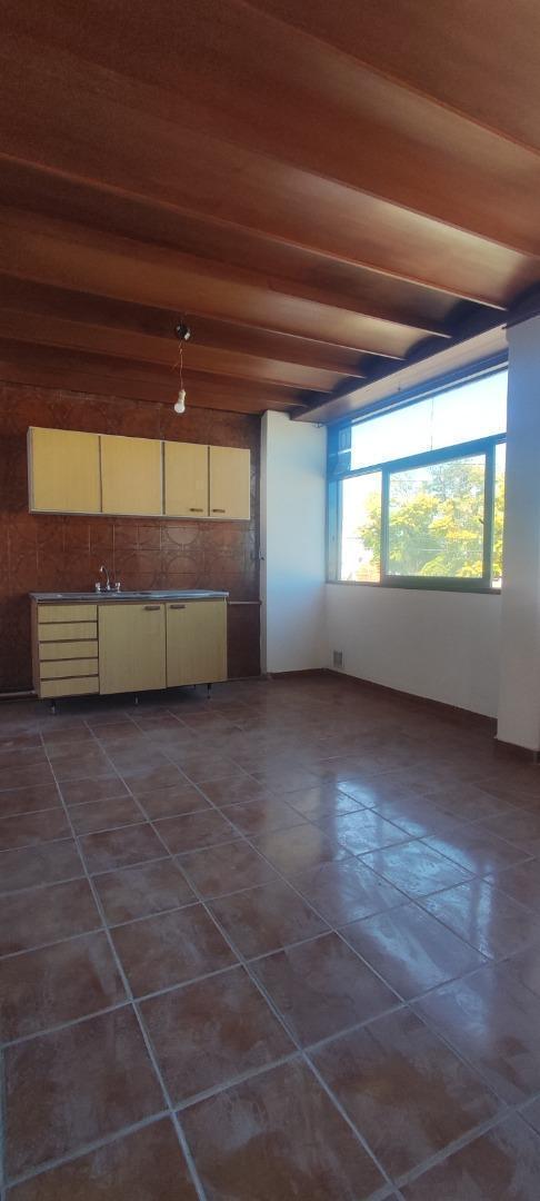 Foto de Depto tipo casa de 3 ambientes con patio, por escalera., imagen 1