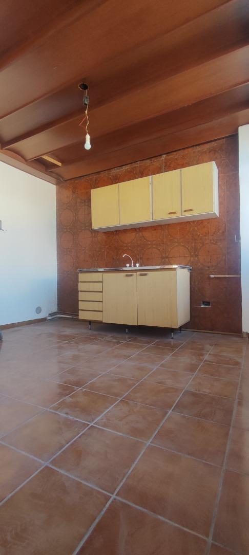 Foto de Depto tipo casa de 3 ambientes con patio, por escalera., imagen 3