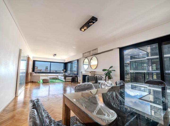 Piso muy alto con excelente luz y vista 3 dormitorios Escritorio 2 cocheras Vigilancia 24hs Belgrano 5