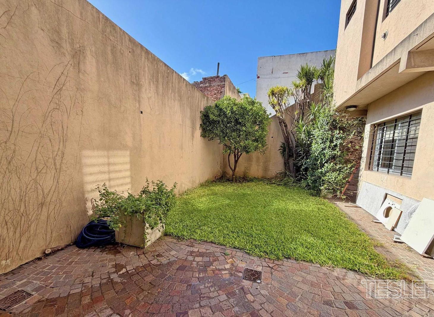 Venta Casa Saavedra totalmente reciclada 3 dormitorios 3 baños completos Living comedor doble altura