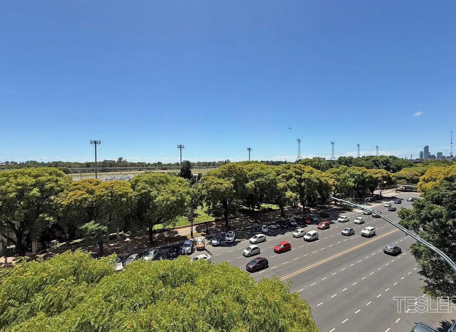 Piso sobre Av. del Libertador Todo luz y vista 3 dormitorios Cochera fija Vigilancia 24hs 2