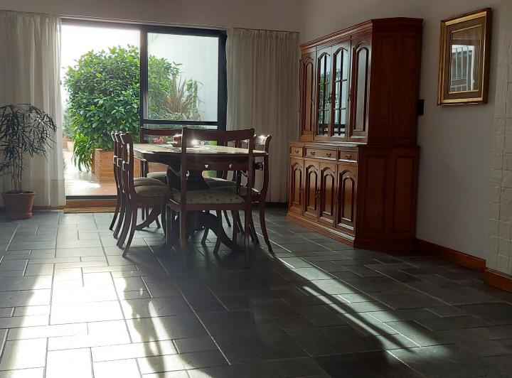 Casa con patio y jardín. Todo luz y Sol. 3