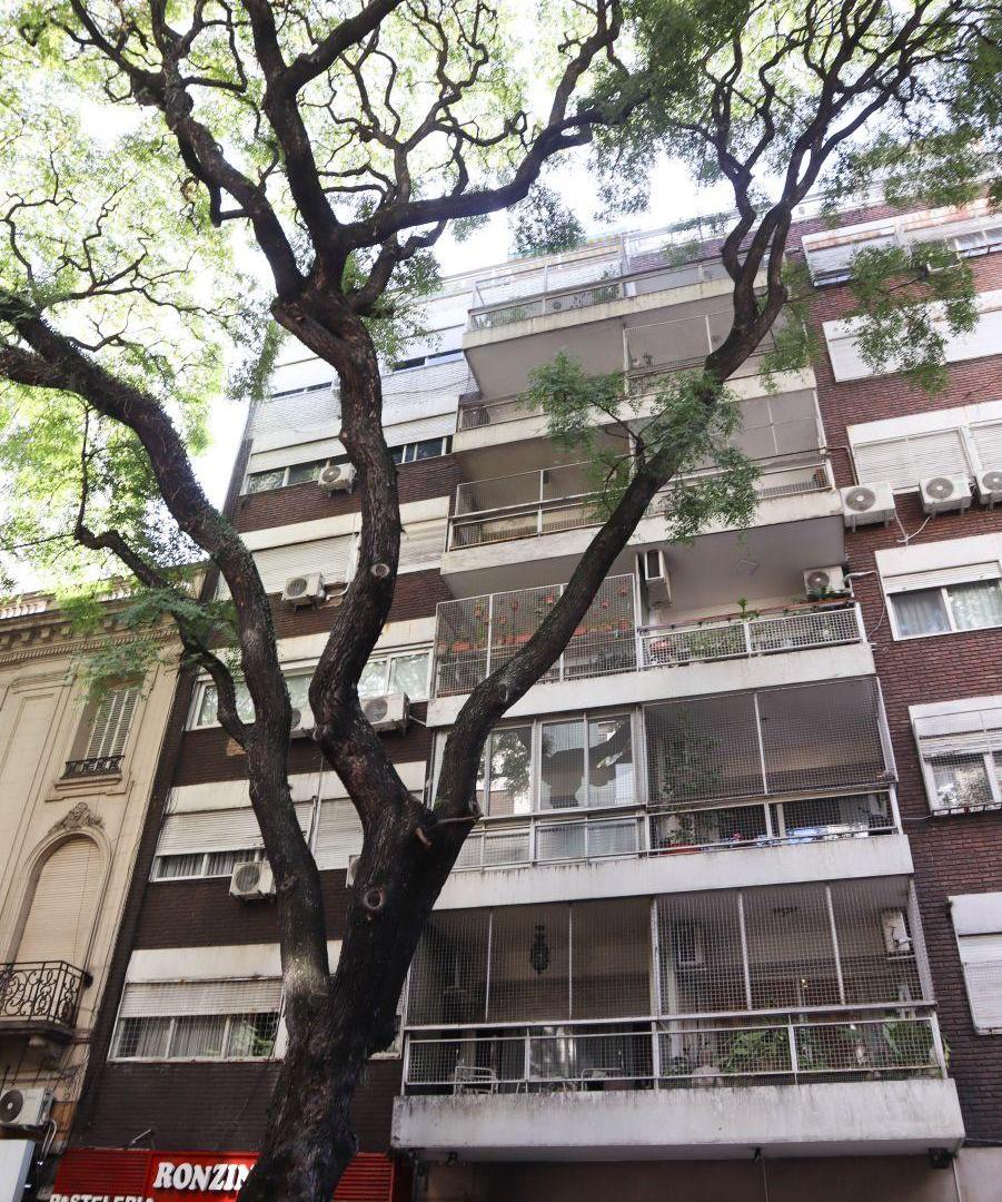 Departamento muy luminoso con balcón aterrazado y cochera fija en Cañitas