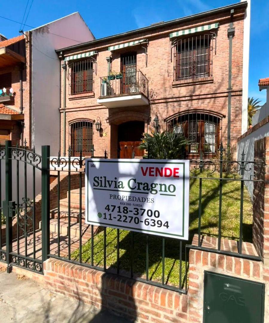 Foto de Chalet en dos plantas de 6 ambientes con jardín y pileta - Roca 2038, imagen 1