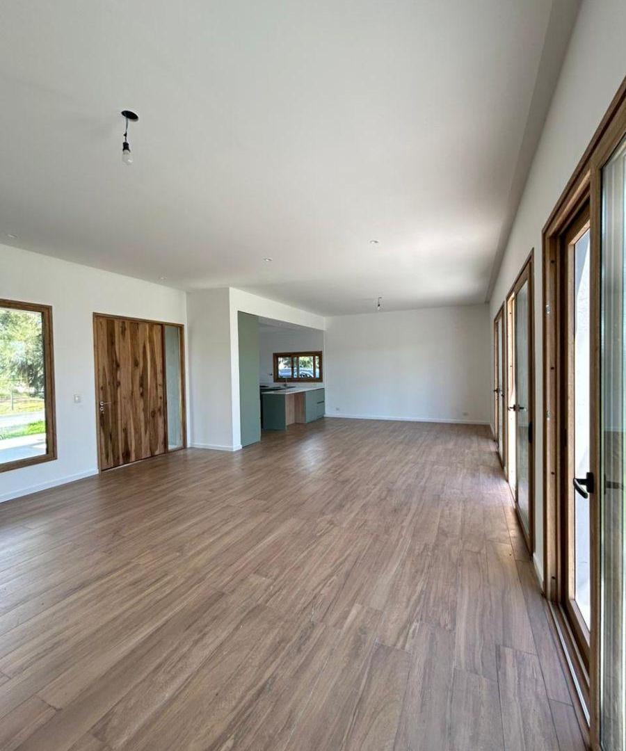 Foto de Casa 5 ambientes a estrenar con salida a laguna - Barrio EL NAUDIR, imagen 3