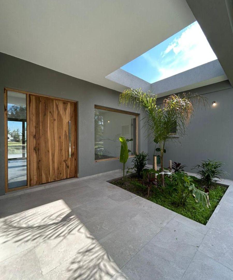 Foto de Casa 5 ambientes a estrenar con salida a laguna - Barrio EL NAUDIR, imagen 1